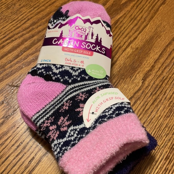 Girls cozy, comfy cabin socks with grip sole & aloe infused - Picture 3 of 7
